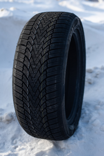 фото протектора и шины WINTERHAWKE I Шина ZMAX WINTERHAWKE I 215/45 R18 93V