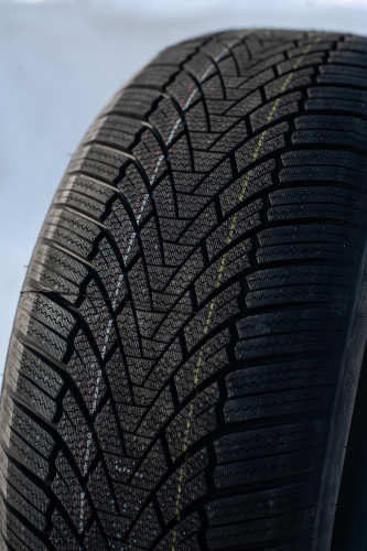 фото протектора и шины WINTERHAWKE I Шина ZMAX WINTERHAWKE I 245/40 R17 95V